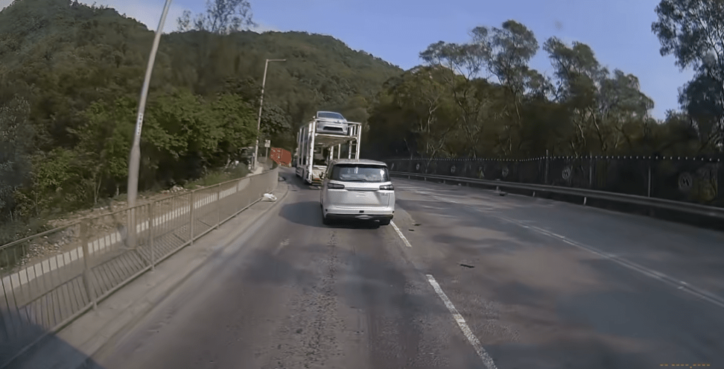 幸後車及早察覺，未有造成意外。