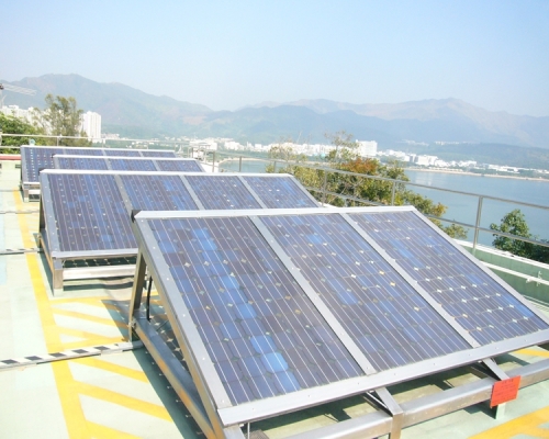 有立法会议员忧虑市民安装太阳能板等可再生能源设施或会被有关当局视为僭建。资料图片