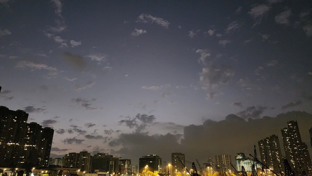 本港地區今日大致多雲，早晚有一兩陣微雨。黎志偉攝