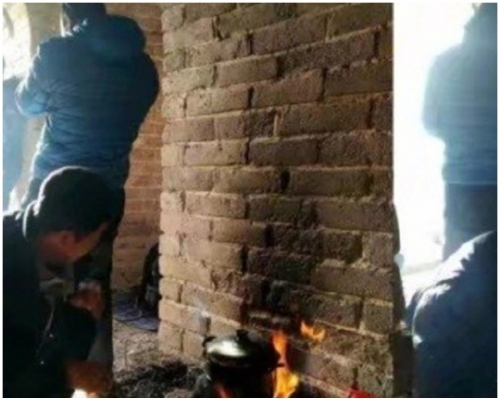 一批驴友（登山爱好者）在长城内生火煮饭。