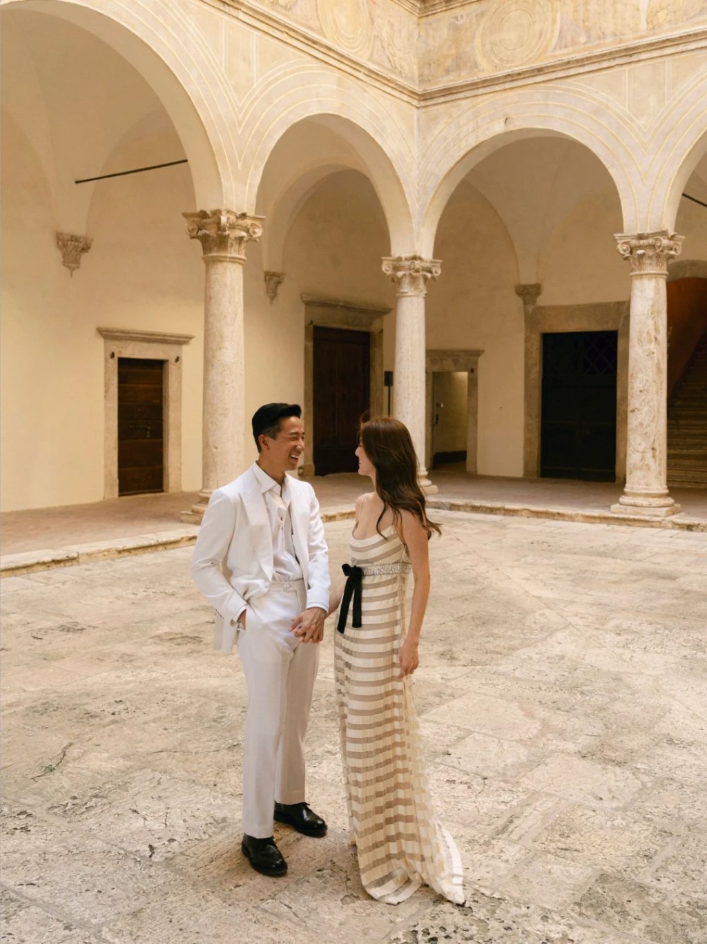 施伯雄貼出8月在意大利的結婚照。 施伯雄貼出8月在意大利的結婚照。