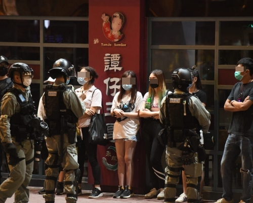防暴警在軒尼詩道截查多人。
