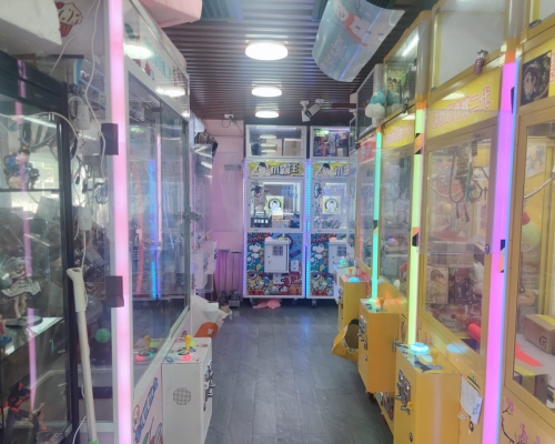 夾公仔機店被賊人掠走逾萬元模型。梁國峰攝
