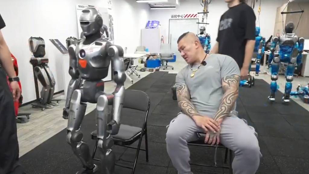館長看到機械人展示運動能力，直呼中國科技世界第一。