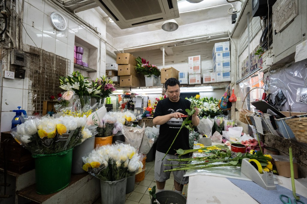 陳建衡表示,疫後港人消費模式改變,花墟人流及生意額下跌6至7成,期望透過花墟更新 改善營商環境。 陳建衡表示,疫後港人消費模式改變,花墟人流及生意額下跌6至7成,期望透過花墟更新 改善營商環境。