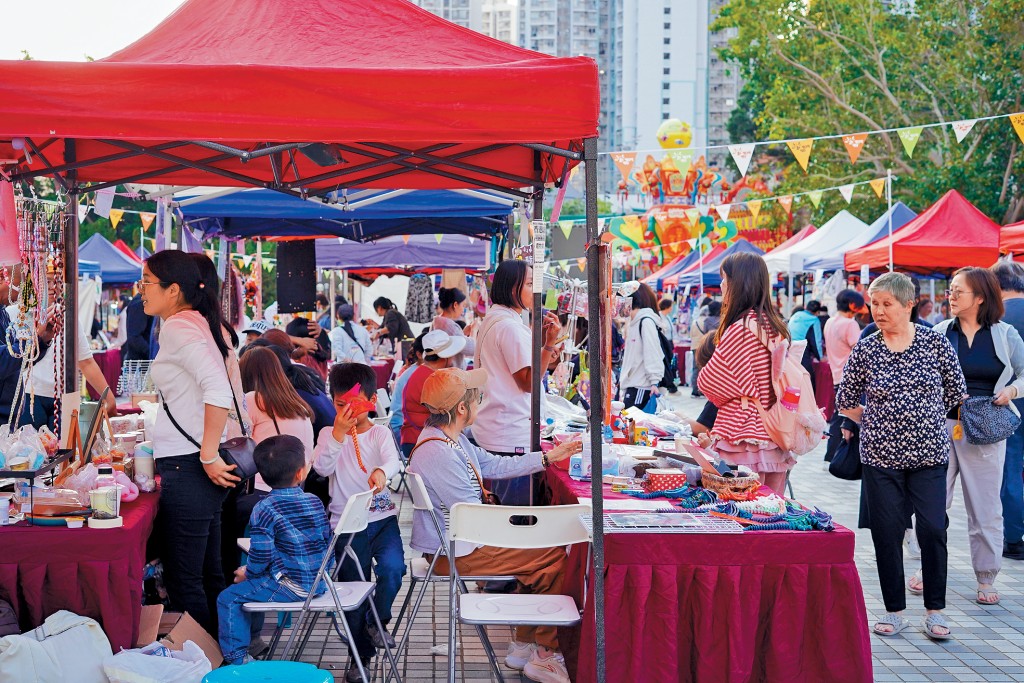剛過去的周日，黃大仙廣場化身大型社區墟市，吸引不少市民及遊客參觀。