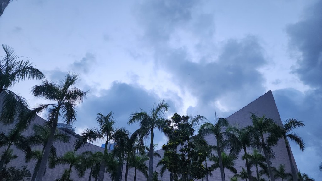 本港地區今日大致多雲,有幾陣驟雨。黎志偉攝 本港地區今日大致多雲,有幾陣驟雨。黎志偉攝
