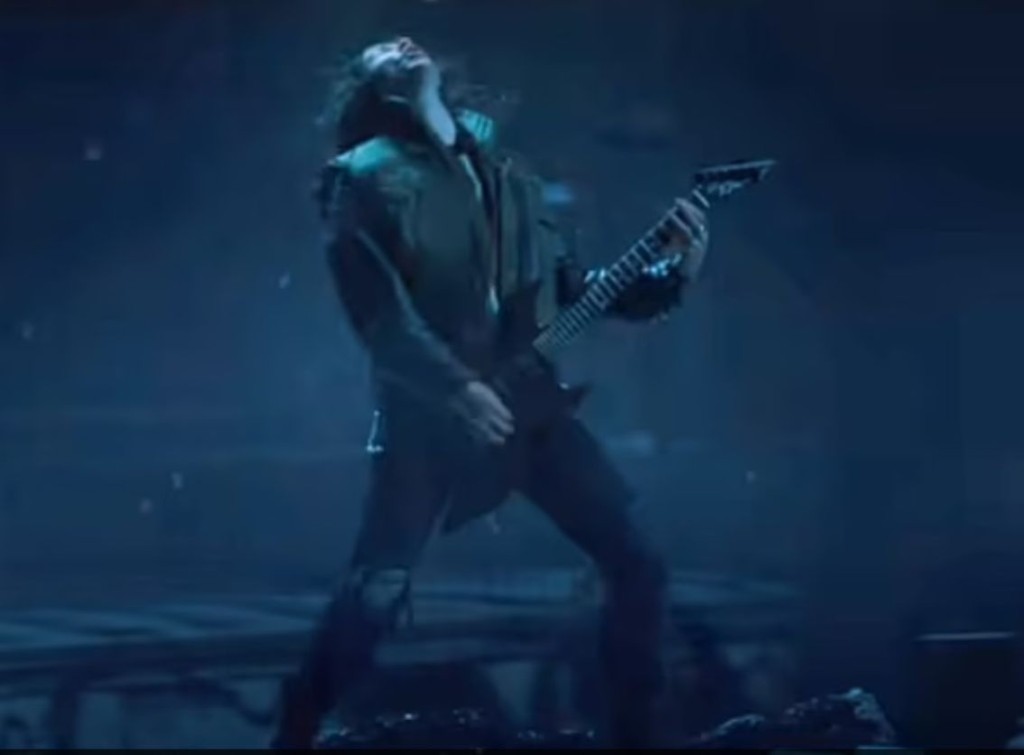 Joseph在劇中彈奏Metallica名曲《Master of Puppets》,令該曲翻紅。