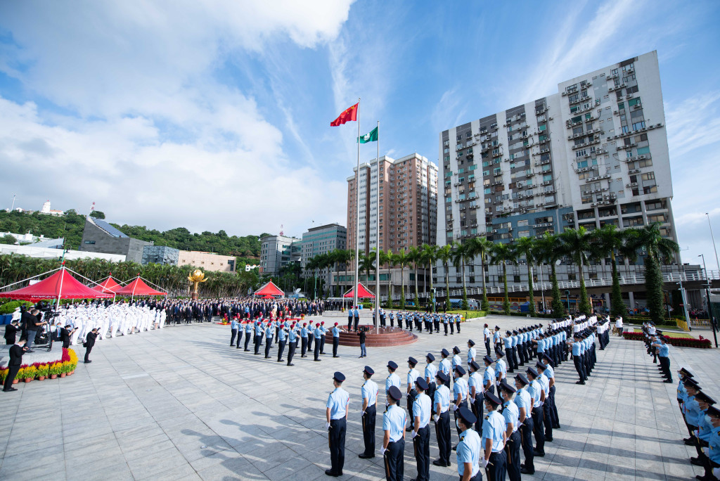 澳門政府在金蓮花廣場舉行升旗儀式。新華社圖片