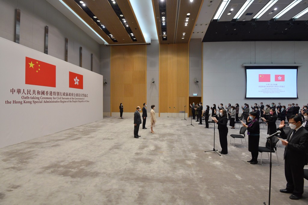 常任秘書長、部門首長和屬首長級等公務員作宣誓。政府新聞處圖片