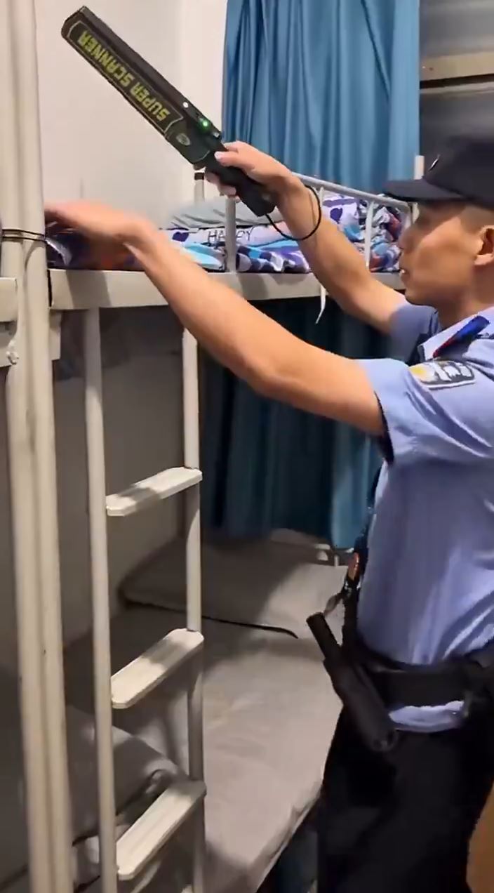 湖北襄陽警入校「踢倉」式檢查，遭外界質疑後將影片刪除。襄陽公安