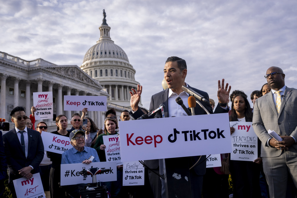 民眾及網紅在國會外集會，要求KEEP TikTok。 AP