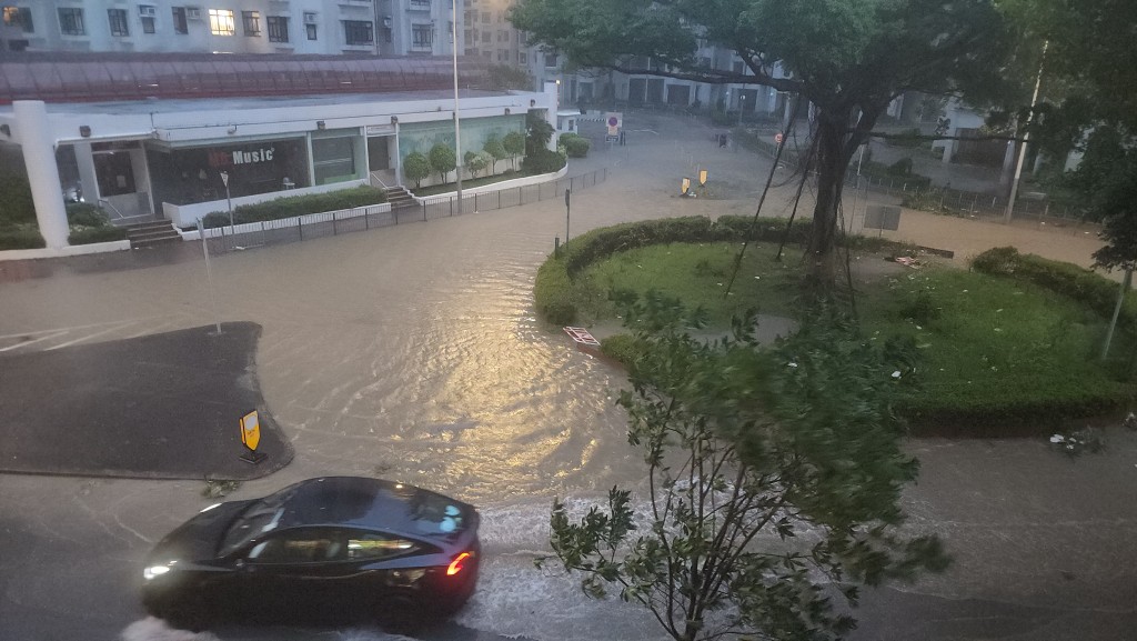 車輛要涉水而行。