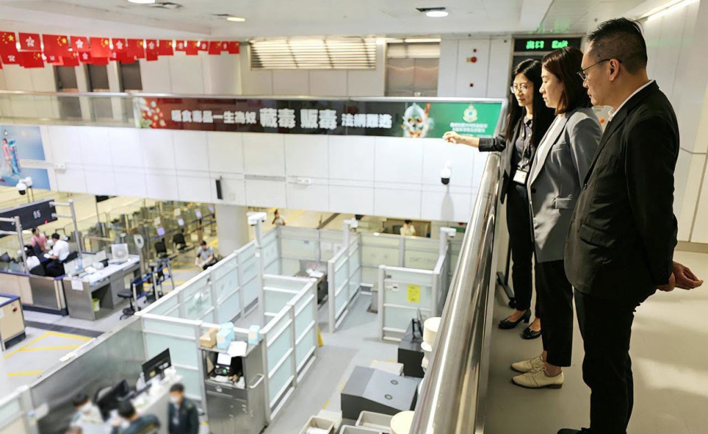 海關副關長（管制及執法）胡偉軍及海關助理關長（邊境及港口）蔣依莉分別前往廣深港高速鐵路西九龍站及羅湖管制站視察。香港海關fb圖片