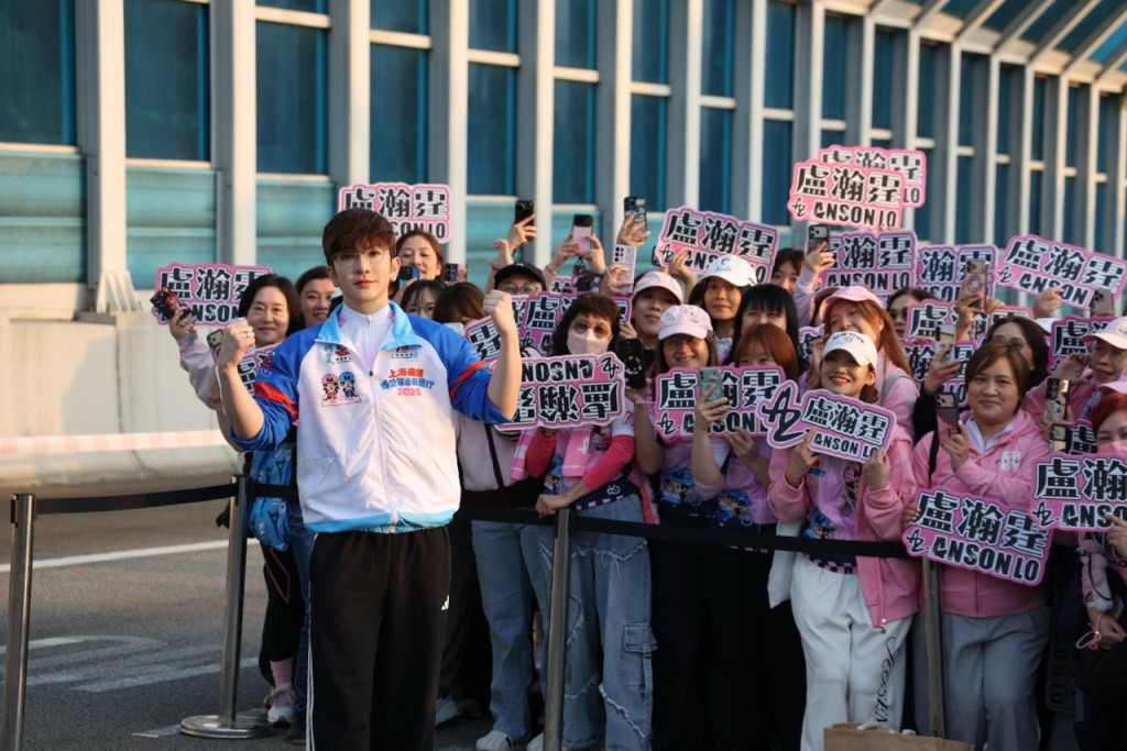 逾百「神徒」組成車隊參賽。 逾百「神徒」組成車隊參賽。