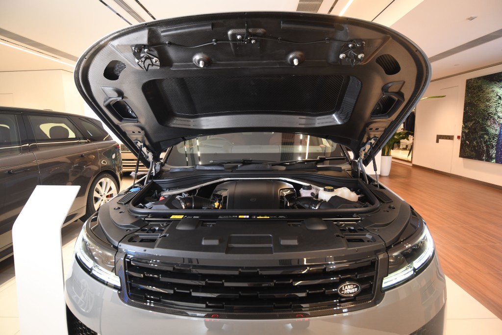 Range Rover Sport P635 SV超級SUV四驅車搭載一台4.4公升V8雙Turbo引擎(源自寶馬)，馬力635ps，扭力800Nm。