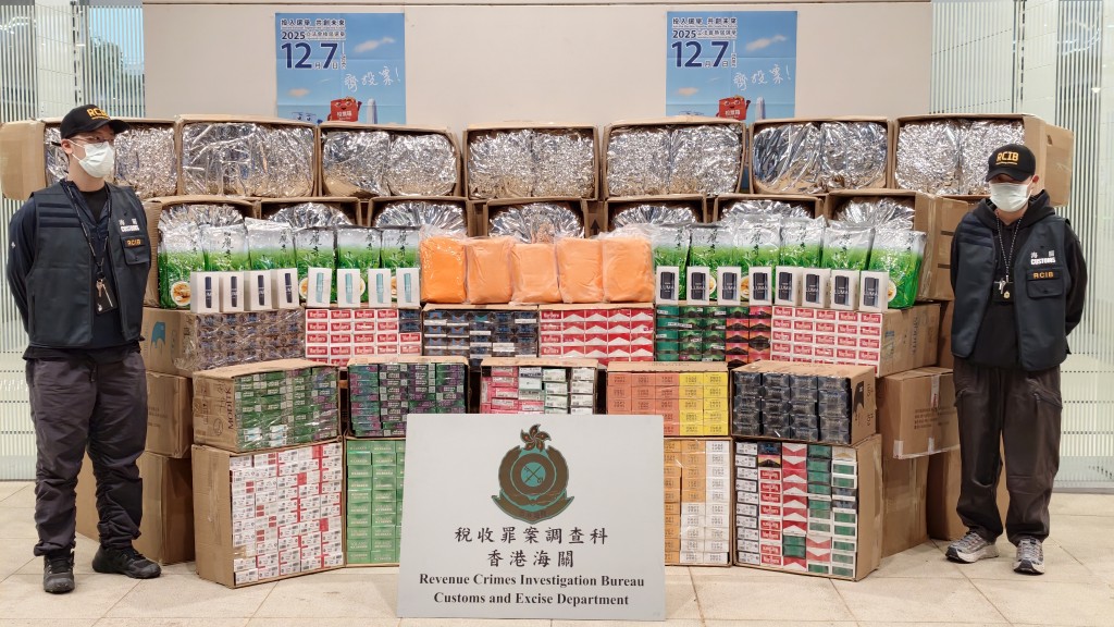 海關檢獲141萬支懷疑私煙、17萬支另類吸煙產品、17500公斤制成煙，估計市值約1.23億元。黃文威攝