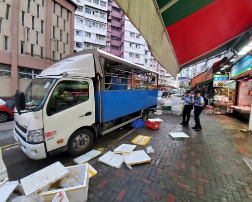 警揭發運魚車司機停牌期間駕駛。
