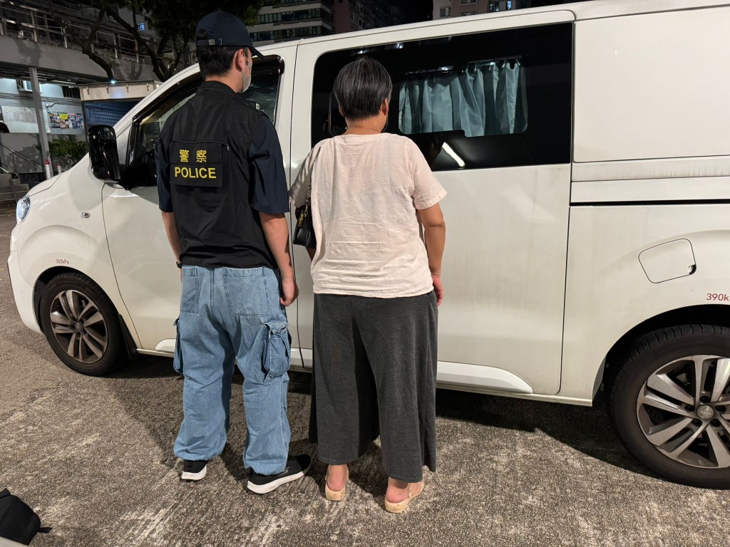 人員共拘捕三十名男子及二十八名女子,年齡介乎十九至六十三歲。警方圖片 人員共拘捕三十名男子及二十八名女子,年齡介乎十九至六十三歲。警方圖片
