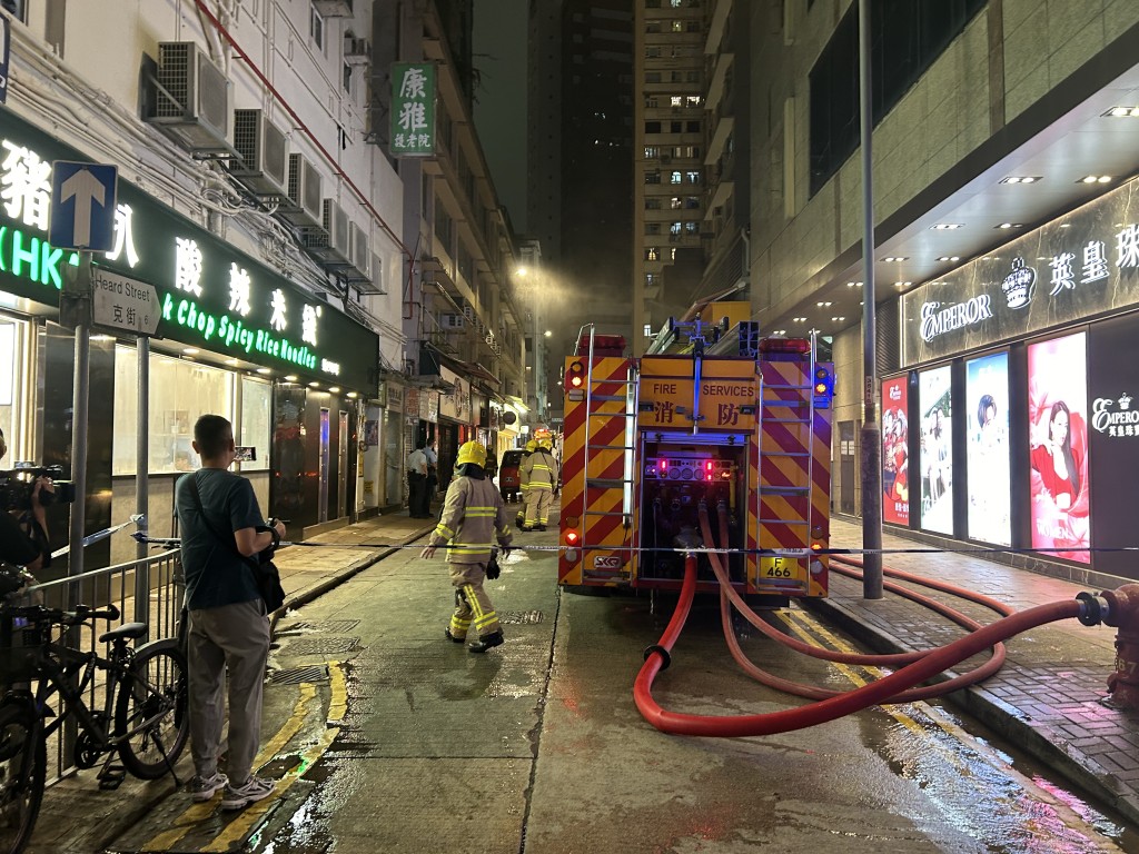 消防到場出動一條喉及一隊煙帽隊灌救,大約19分鐘後將火救熄。曾志恒攝 消防到場出動一條喉及一隊煙帽隊灌救,大約19分鐘後將火救熄。曾志恒攝
