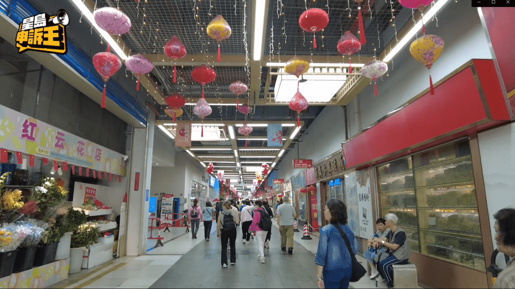 福田農批市場雲集各種蔬菜水果、家品雜貨和燒味,團友們來到當然要「血拼」一番! 福田農批市場雲集各種蔬菜水果、家品雜貨和燒味,團友們來到當然要「血拼」一番!