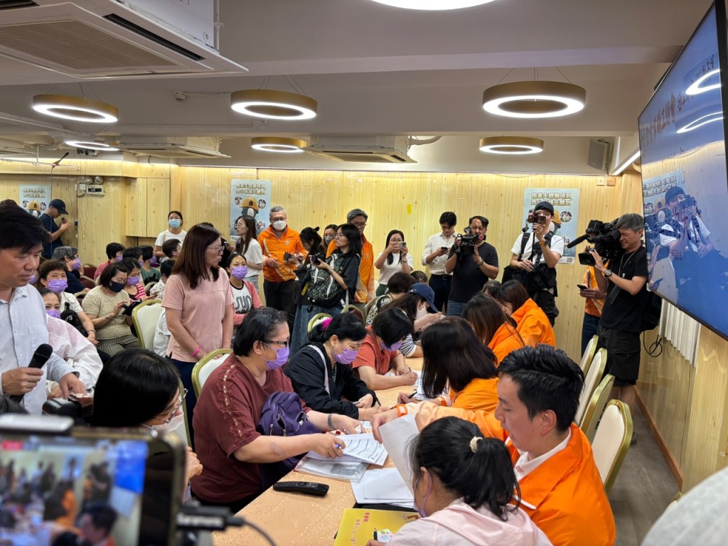 飲食業職工總會今日(9日)舉行「海皇粥店員工諮詢大會」,協助工友申索及跟進詳情。郭穎彤攝 飲食業職工總會今日(9日)舉行「海皇粥店員工諮詢大會」,協助工友申索及跟進詳情。郭穎彤攝