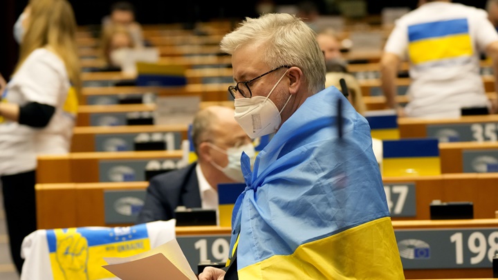 有議員身披烏克蘭國旗以示支持該國。AP圖片