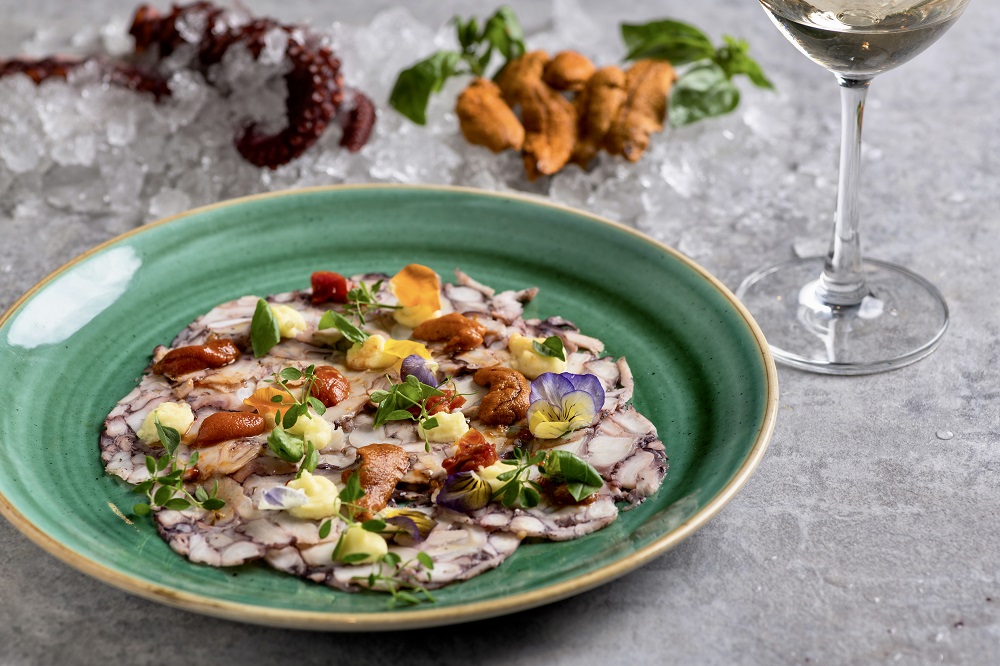 八爪魚薄切配海膽