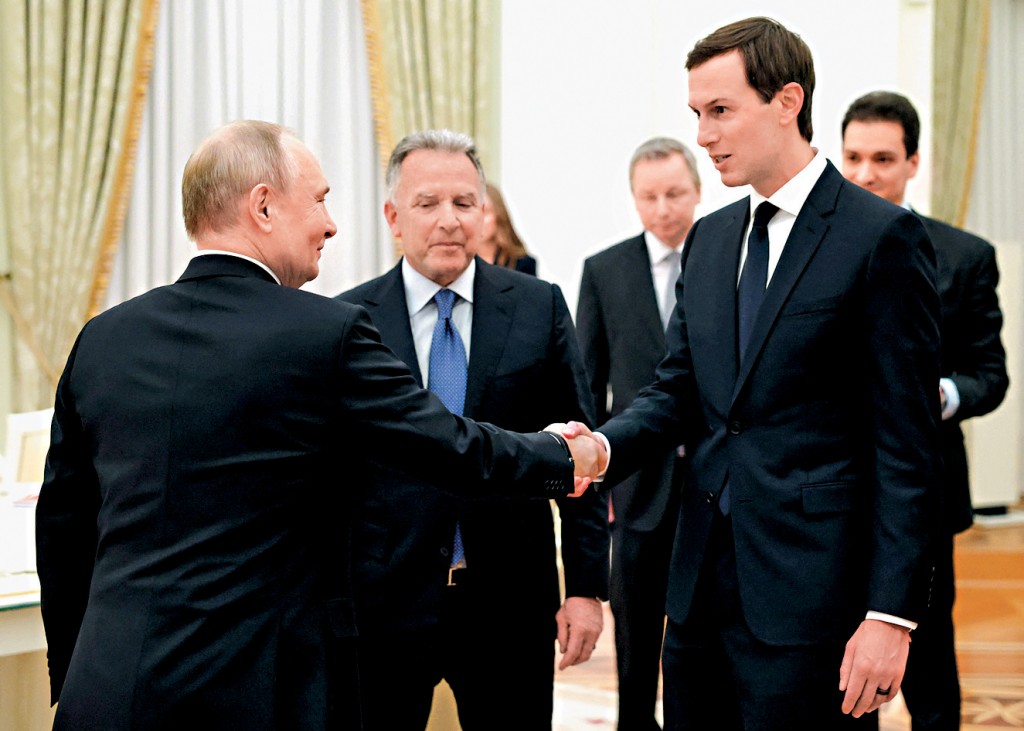 普京周四晚在克宮會見美國特使威特科夫（中）和特朗普女婿庫什納（右）。