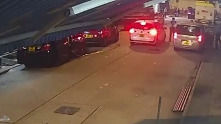 警員敲打兩部涉案車輛車身，大叫停車。