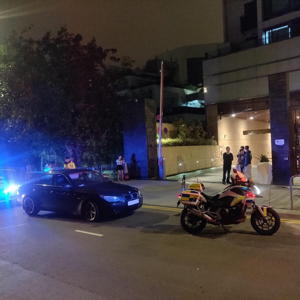 葵涌和宜合道埋伏,並發現目標男子於上址駕駛一輛私家車。
