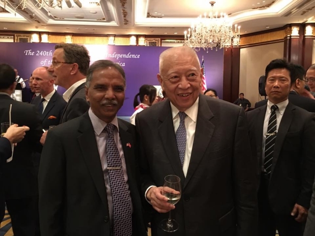 與前特首董建華合照。 Syed Jamil Raghbi fb圖 