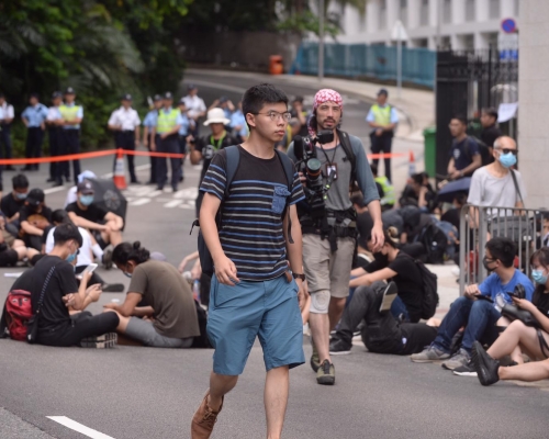 黃之鋒表示，「無任歡迎佢哋(律政中心職員)提早收工」。