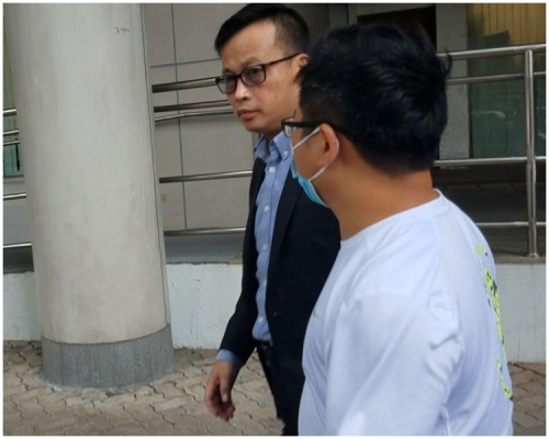 被告黃喜潤(後,黑外套)。