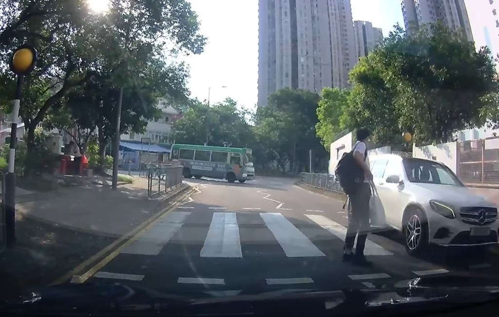 過路男學生登時「窒步」目定口呆，平治擦身而過。fb車cam L（香港群組）影片截圖
