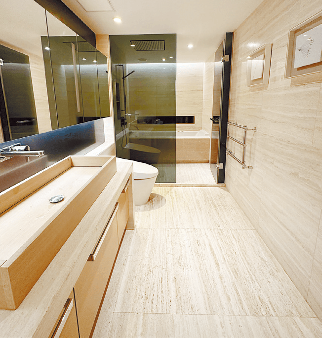 浴室洁具齐全，设有玻璃屏分隔独立浴间，内附浴缸及淋浴设备。