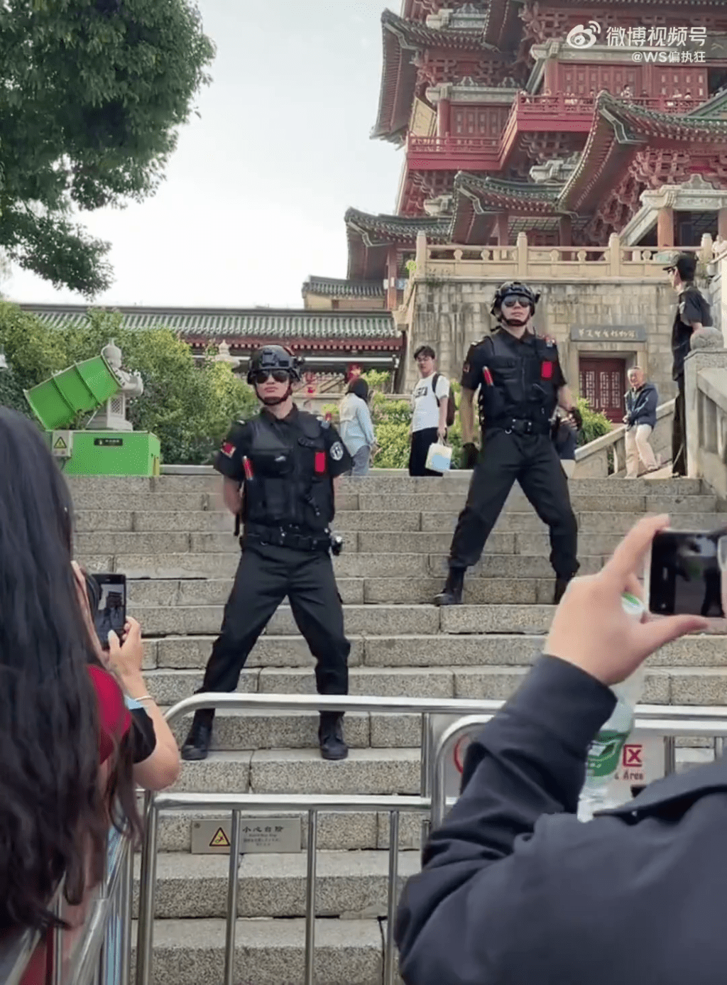 江西滕王阁保安即兴跳舞，助排队游客解闷。