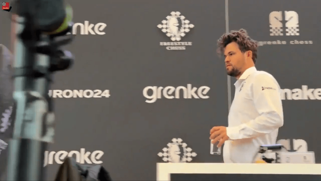 卡尔森(白衫)入场。 X@PicturesFoIder 卡尔森(白衫)入场。 X@PicturesFoIder