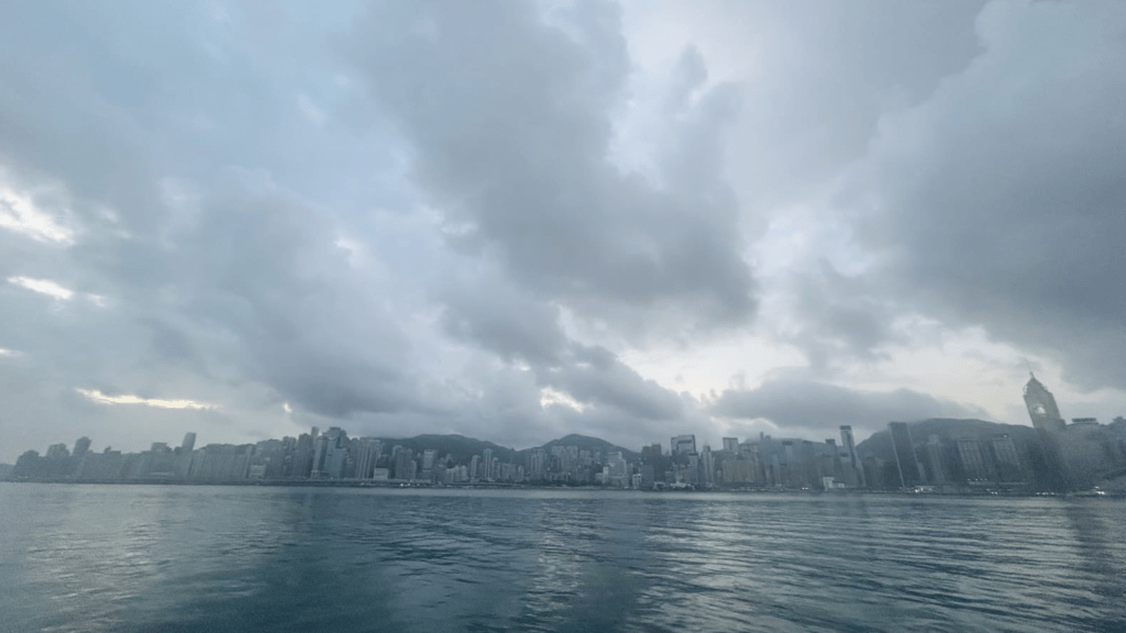 本港地區今日大致多雲，局部地區有驟雨。蔡楚輝攝