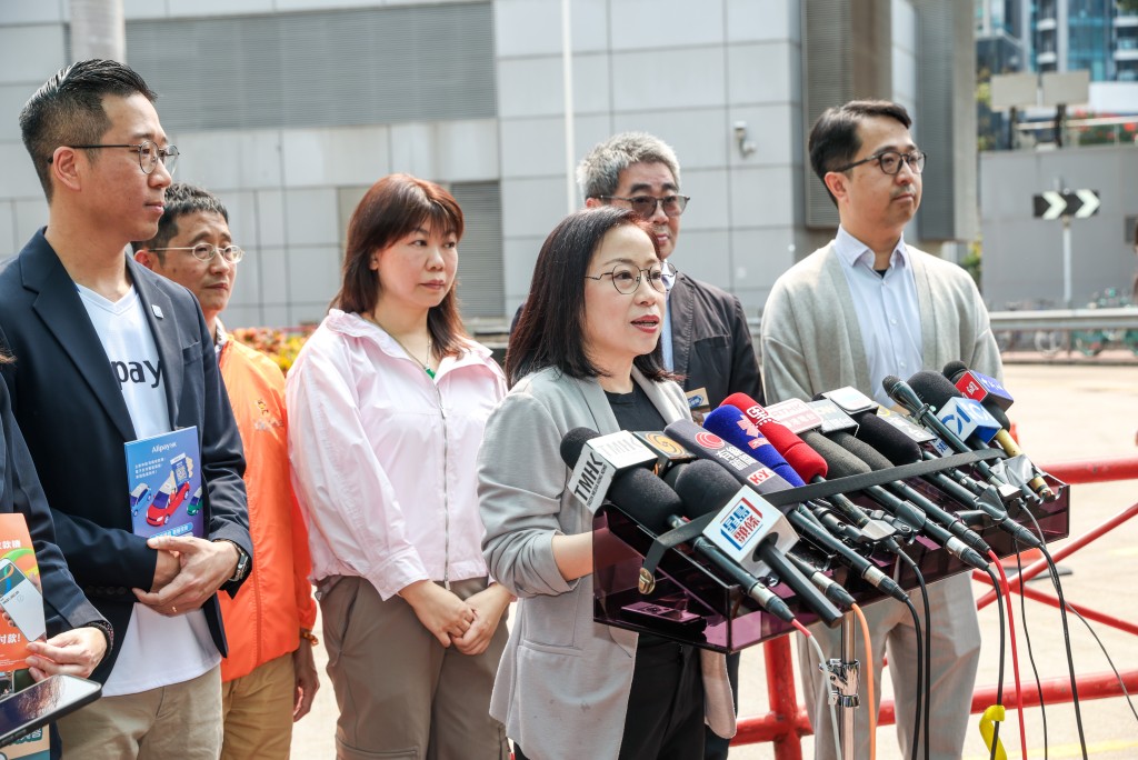 谢咏谊冀保香港交通“世一”招牌。