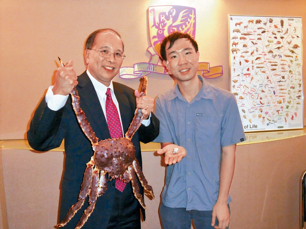 曾令銘(右)感恩中大生命科學學院前院長朱嘉濠(左)的提攜。