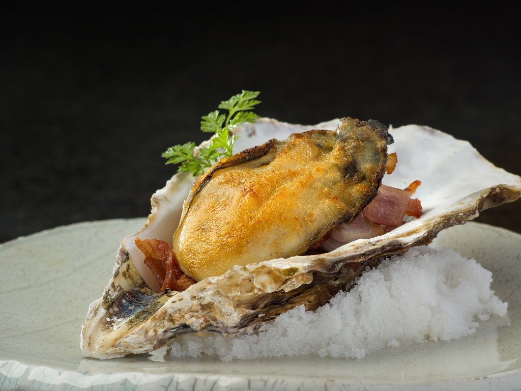 岩蠔配芝士汁 $180/C         肥美飽滿的蠔肉有洋葱、煙肉和芝士汁增加味道層次，鮮甜滑溜。