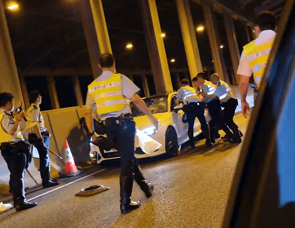 大批警员包围私家车。fb：车cam L（香港群组）