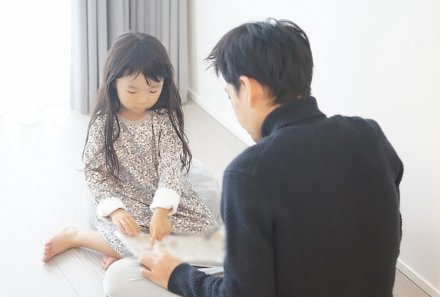 最適合父子的親子活動1：親子共讀（圖片來源：PhotoAC）