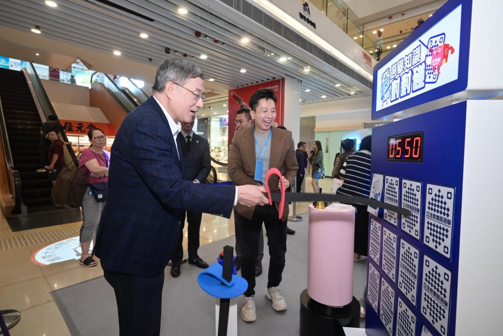 他現場呼籲市民積極投票，並為協助推廣的關愛隊加油打氣。