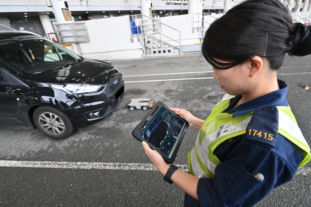 海关人员利用「智能车底机械人」协助查验跨境车辆。政府新闻处