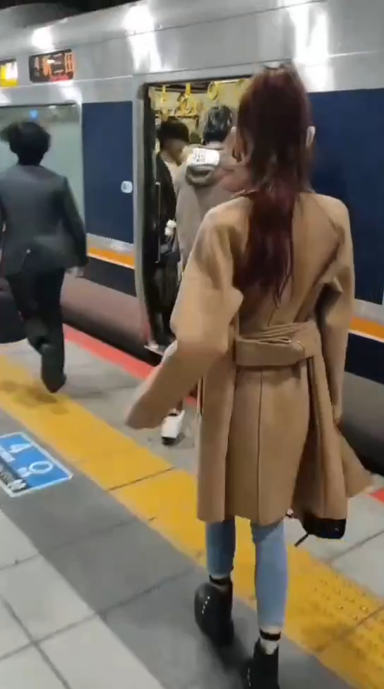 網傳火辣少女迫地鐵除有相片外，亦附影片。