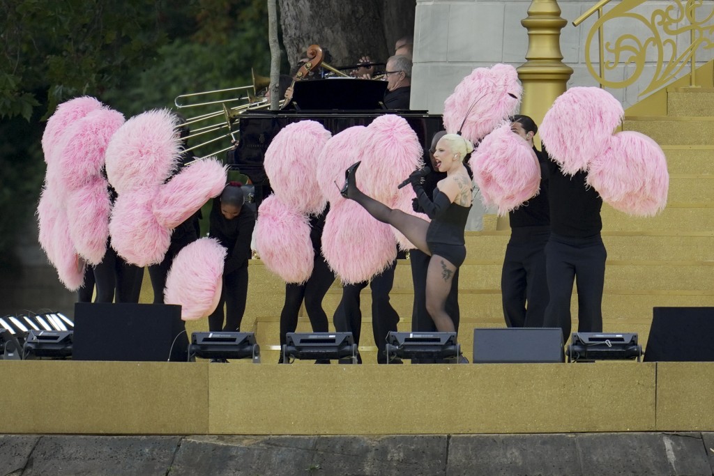 連日盛傳會在開幕禮表演的美國巨星Lady Gaga，表演了法國已故芭蕾舞者兼歌手Zizi Jeanmaire的名作Mon Truc En Plumes。美聯社