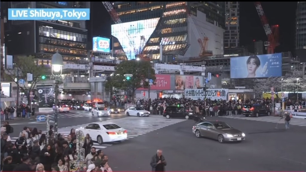 涩谷十字路口有人泼液点火。  LIVE Camera
