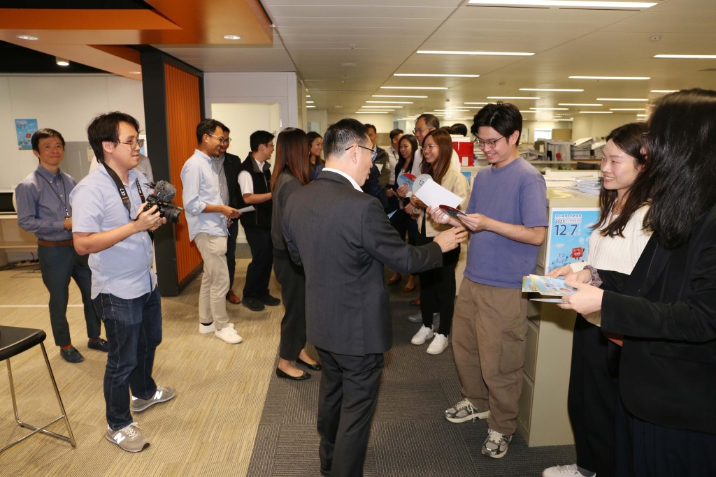 林智文呼籲員工善用手上的選票，選出心儀的新一屆立法會議員。